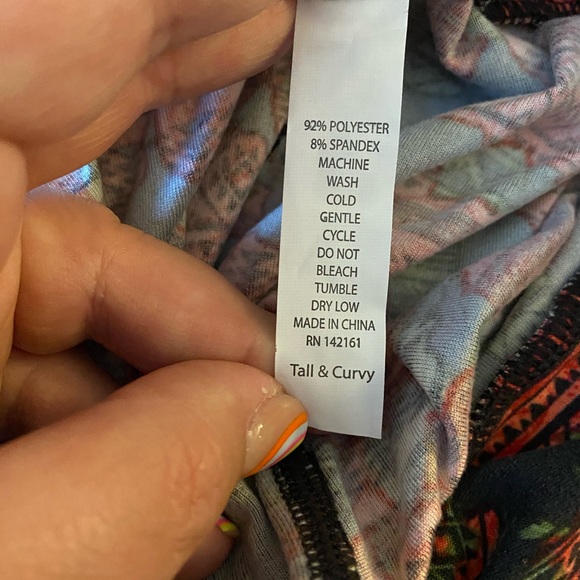 NWOT LuLaRoe TC Leggings, Digital Roses - Picture 3 of 3